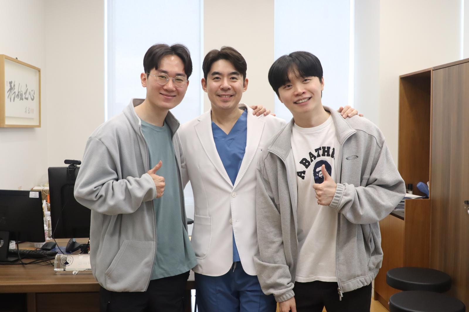 이진호 자생한방병원 병원장과 비디디(오른쪽), 에포트(왼쪽) 선수가 기념사진을 찍고 있다.