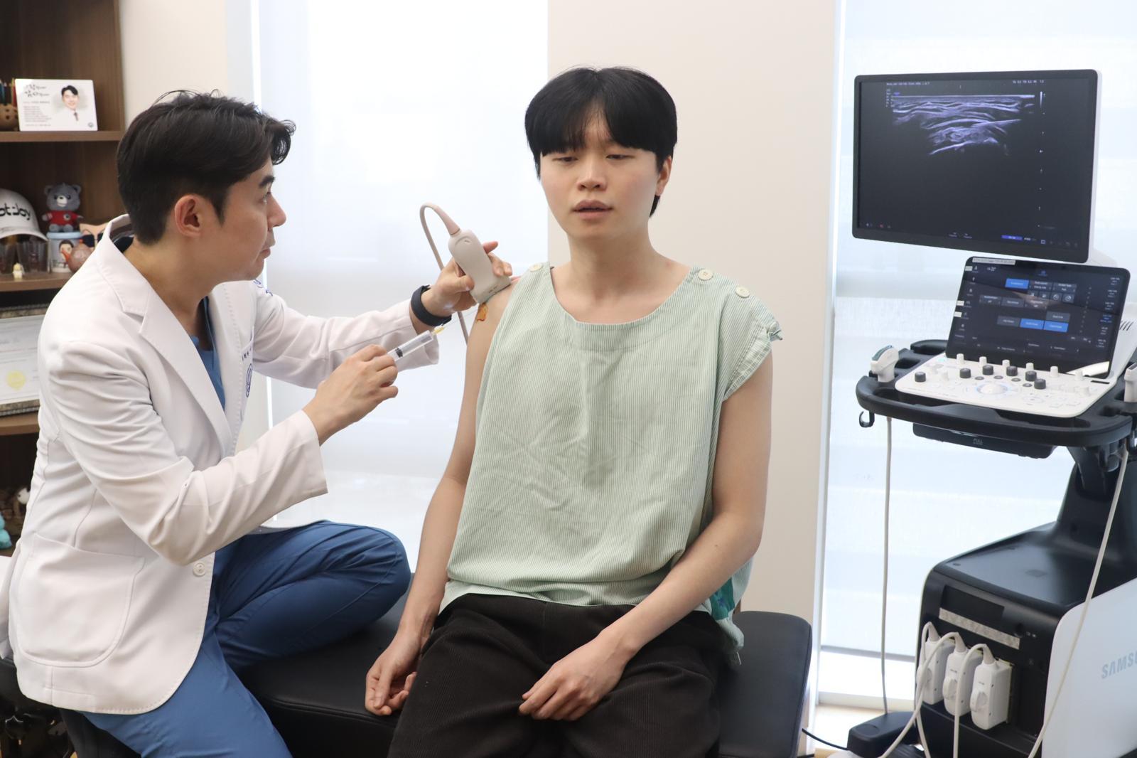 이진호 자생한방병원 병원장이 KT롤스터 비디디 선수의 어깨에 초음파 활용 약침술을 실시하고 있다. 자생한방병원 제공