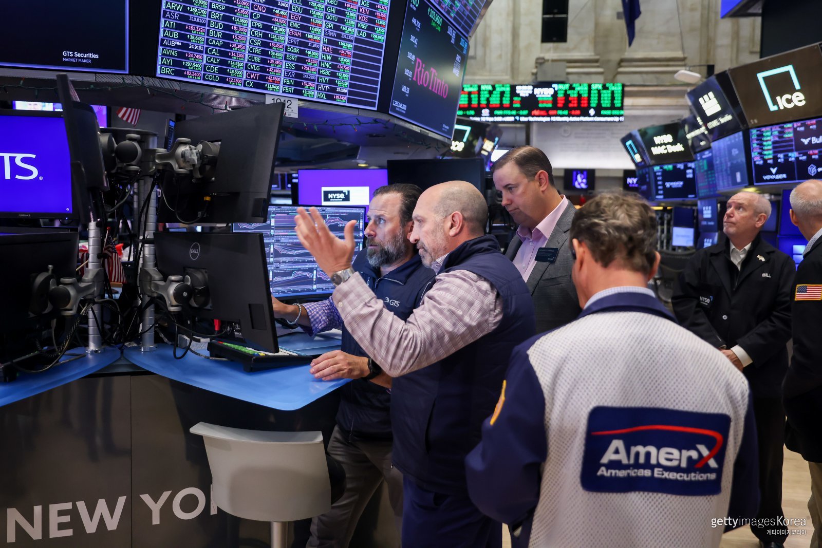 미국 뉴욕증권거래소(NYSE)에서 트레이더들이 주가 흐름을 지켜보고 있다. 최근 월가에서는 AI 랠리 속에서도 인플레이션과 금리, 중동발 유가 변수 등을 둘러싼 경계감이 커지고 있다. 블룸버그·게티이미지