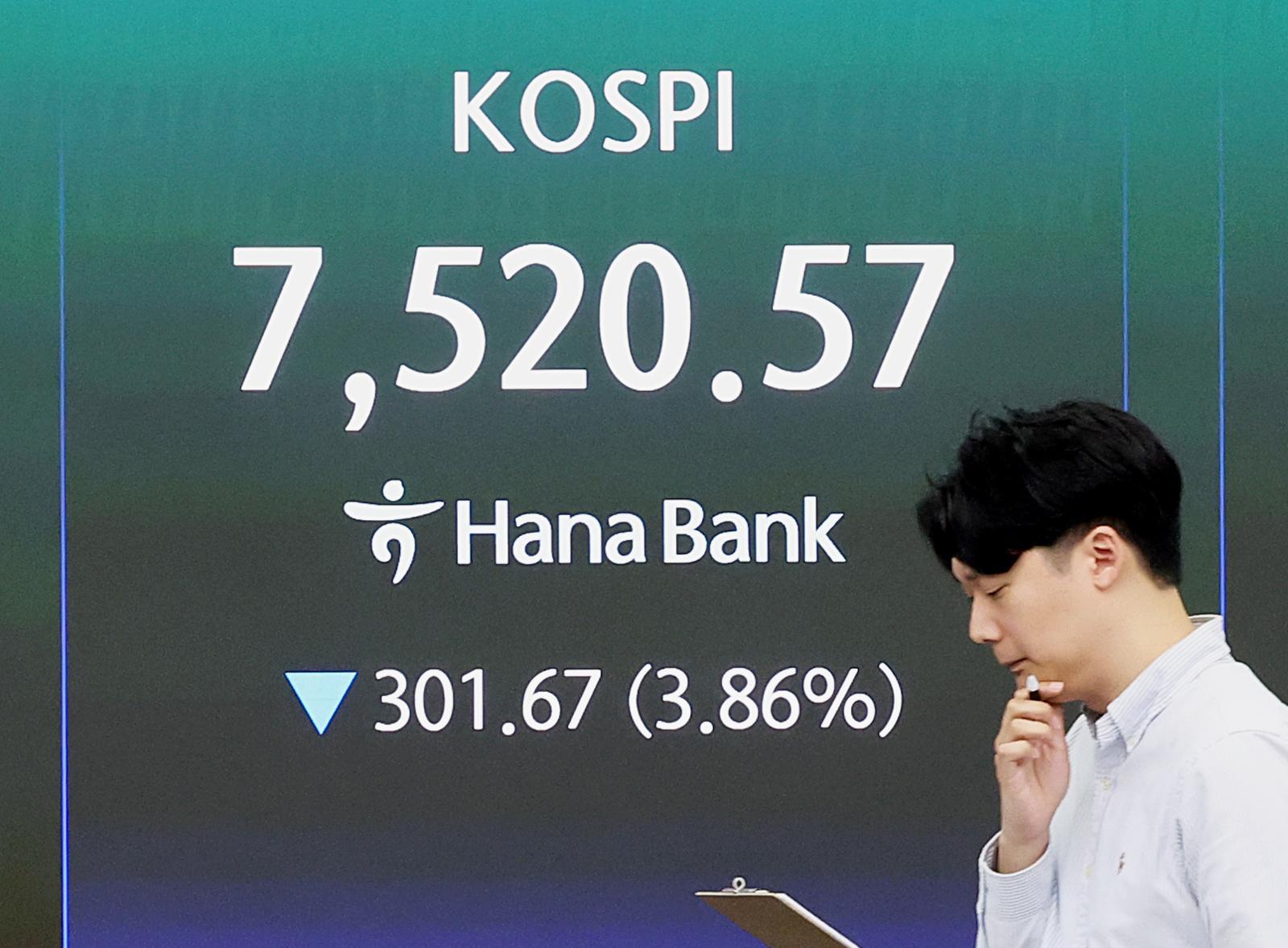 코스피가 장중 7500선대로 밀린 12일 오전 서울 중구 하나은행 딜링룸 전광판에 코스피 지수가 표시돼 있다. 2026.5.12 ⓒ 뉴스1