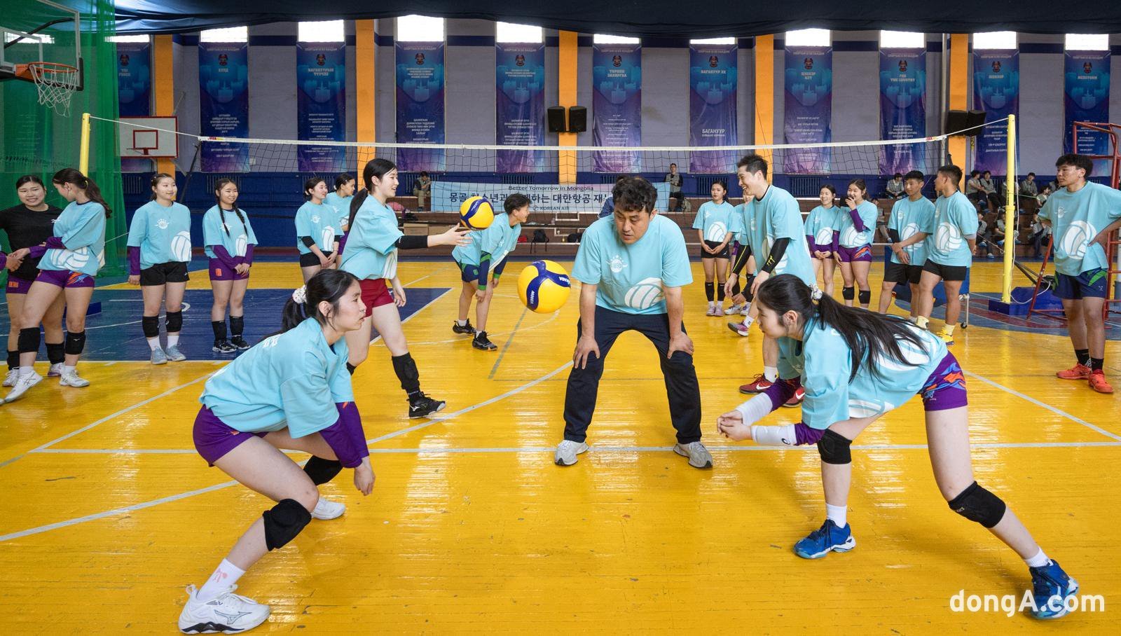 몽골 군갈루타이 국립학교와 볼로브스롤 국립학교를 찾아 점보스 배구교실 봉사활동을 진행하는 모습. 대한항공 제공