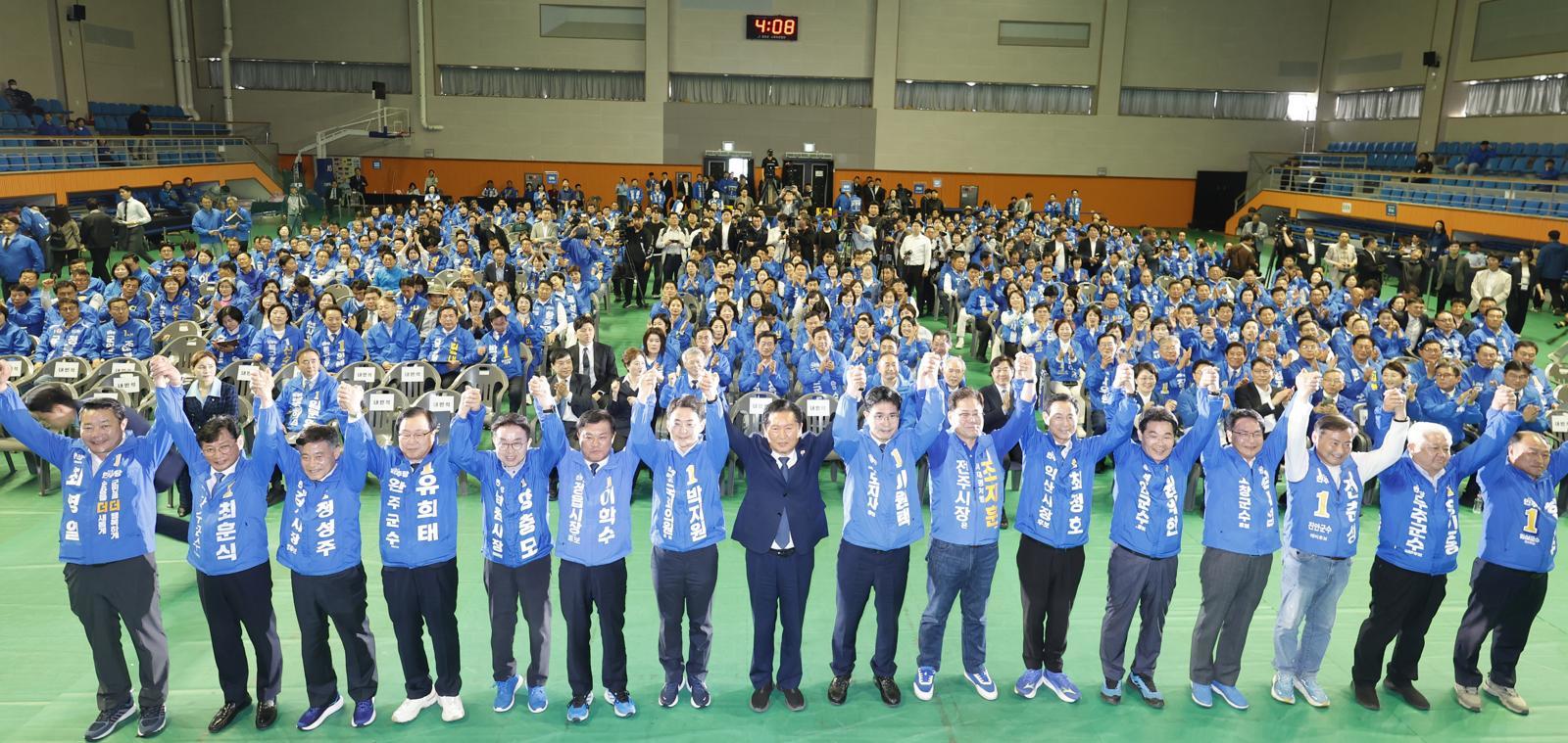 정청래 더불어민주당 대표가 1전남 강진 제2실내체육관에서 열린 제9회 전국동시지방선거 더불어민주당 전남광주전북 공천자대회에서 전북 기초단체장 후보들과 만세를 하고 있다. 2026.5.12/뉴스1