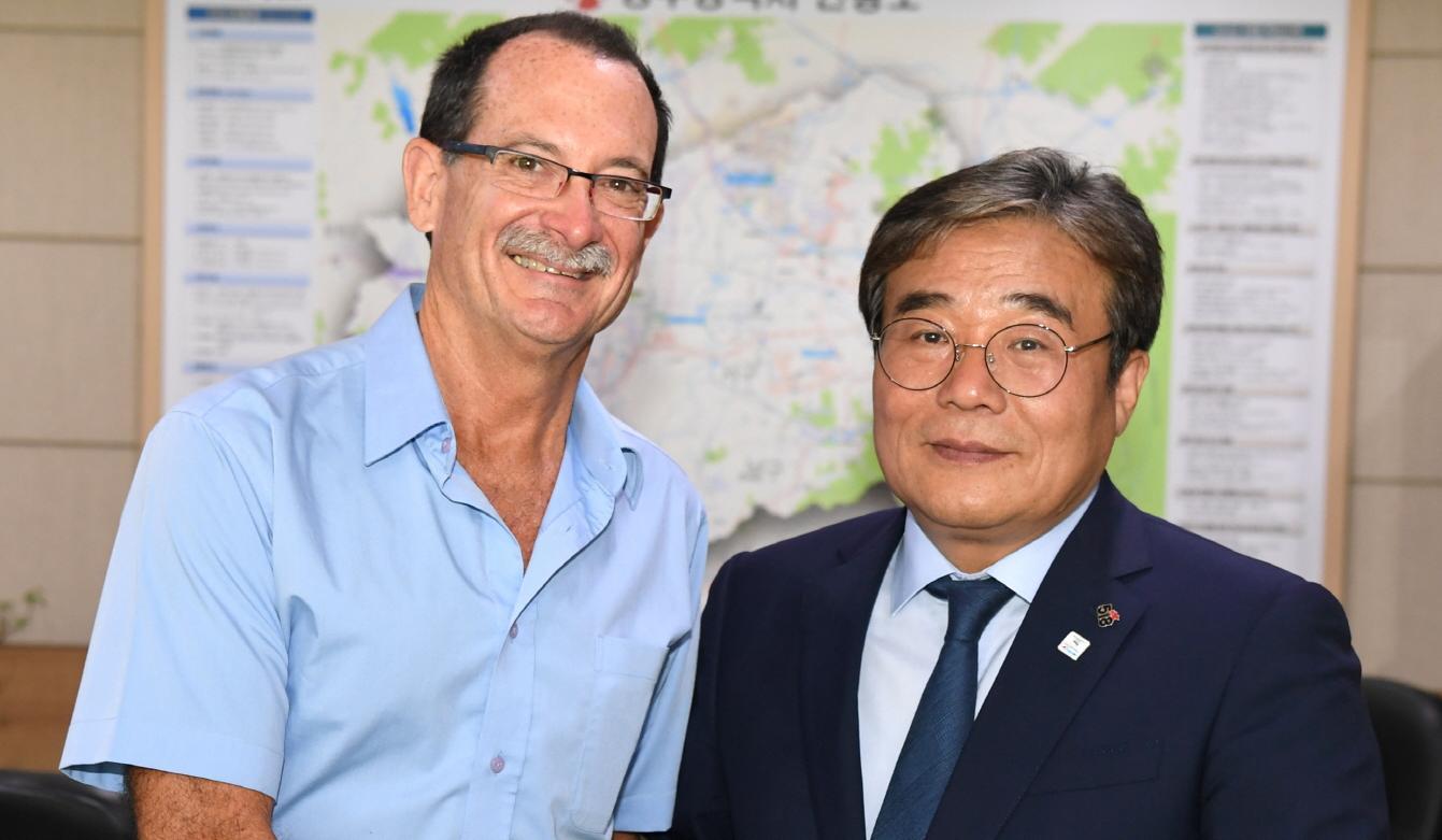미국인 안과의사인 폴 코트라이트 씨(왼쪽). 그는 외국인의 시각에서 5·18의 참상과 시민들의 저항을 다룬 ‘5.18 푸른 눈의 증인’이라는 책을 썼다. 광주시 제공