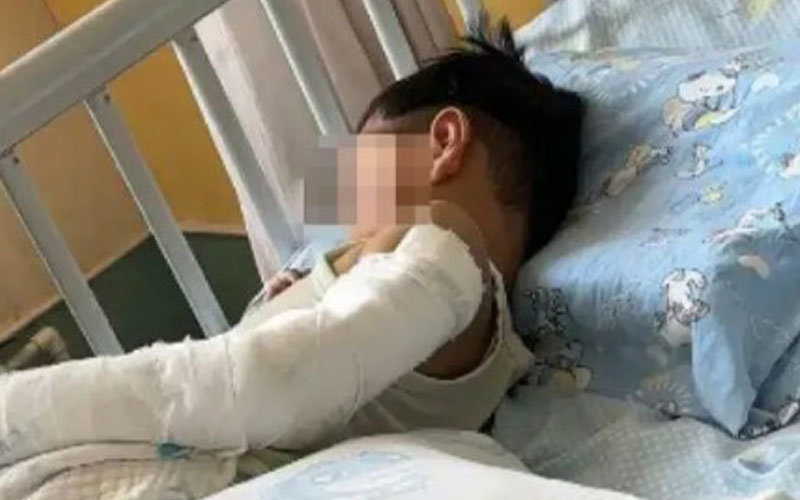 “엄마 오는지 보려” 11층서 추락한 4살 아이, 기적적 생존