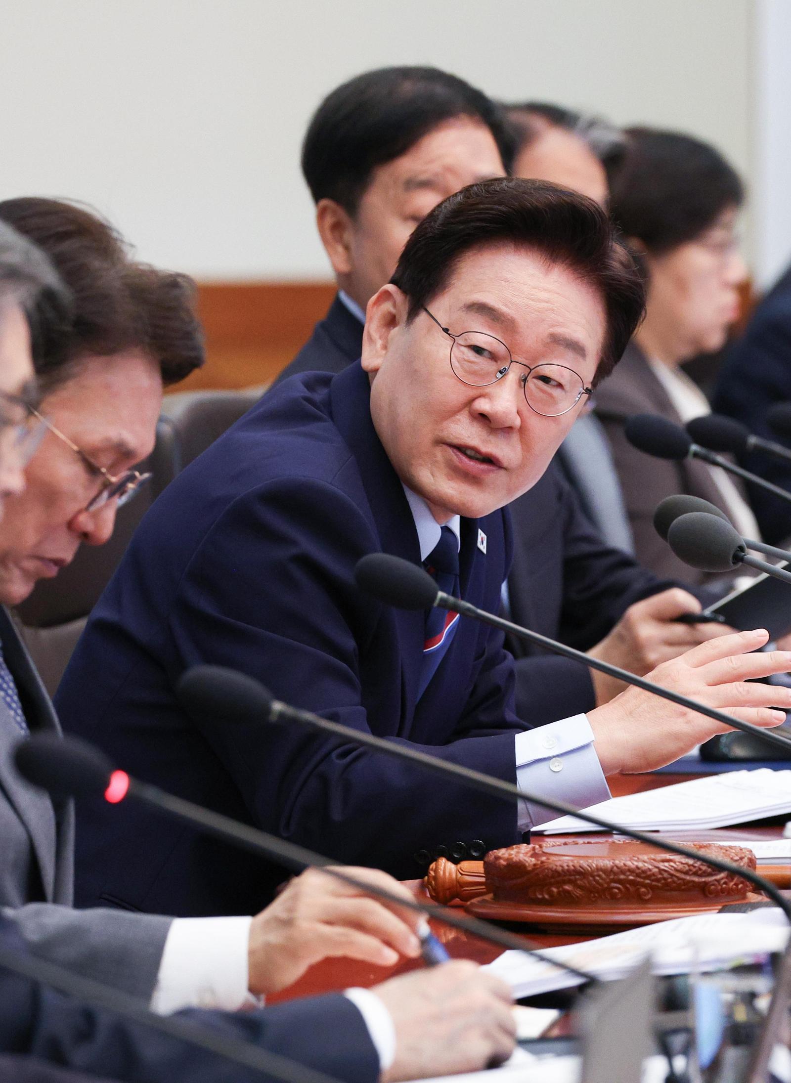 이재명 대통령이 12일 청와대에서 열린 제21회 국무회의에서 발언을 하고 있다. 이 대통령은 “국회에서 법률을 개정하려면 너무 힘들다”면서 “특별히 문제가 없는 경우는 웬만하면 시행령으로 하라”고 주문했다.
청와대사진기자단