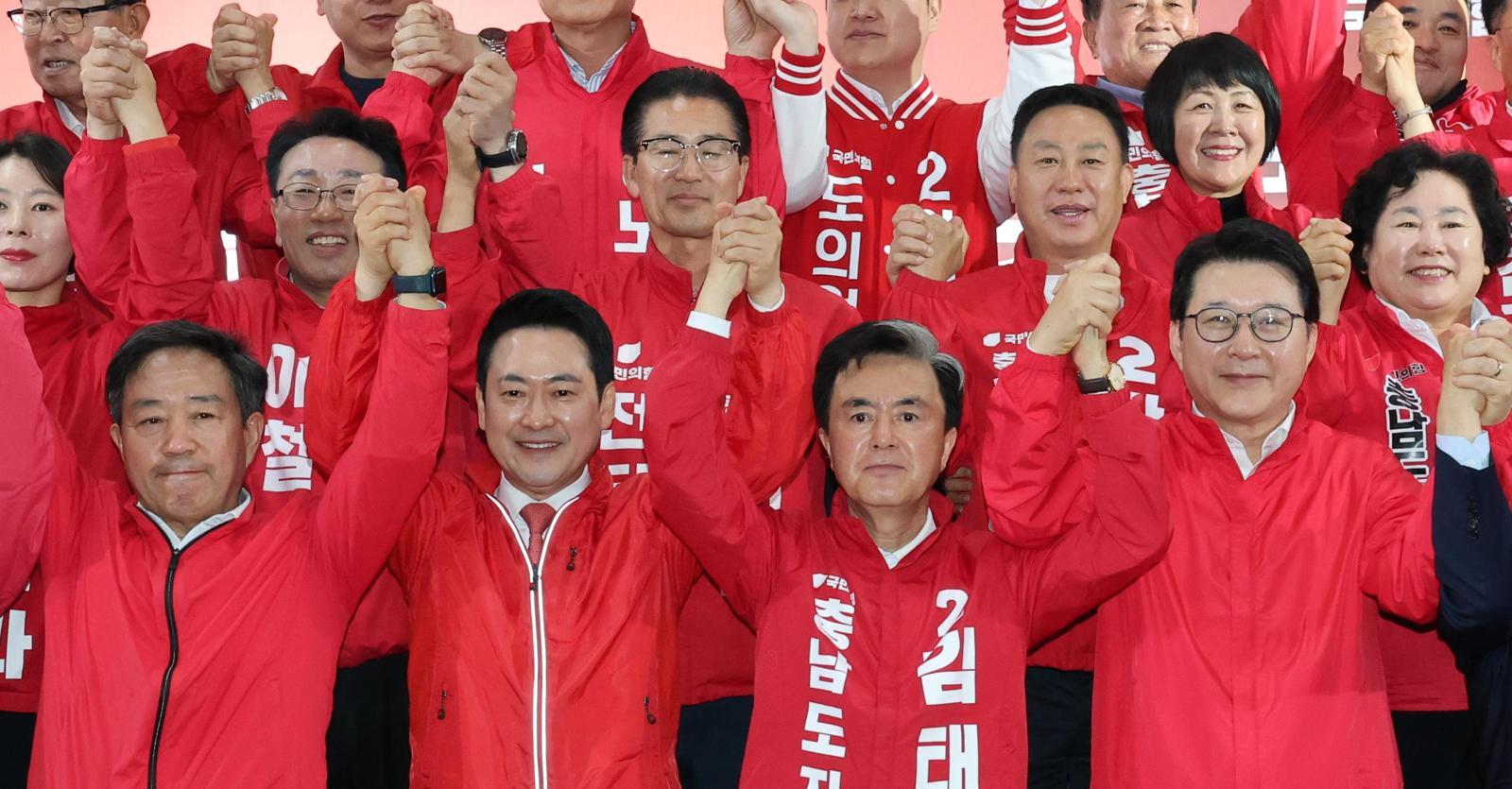 국민의힘 장동혁 대표(앞줄 왼쪽에서 두 번째)가 12일 충남 천안시 김태흠 충남도지사(앞줄 오른쪽에서 두 번째) 후보 선거사무소에서 열린 필승결의대회에서 후보자 및 충남도당 당직자들과 함께 손을 맞잡고 6·3 지방선거 승리를 다짐하고 있다. 천안=뉴스1