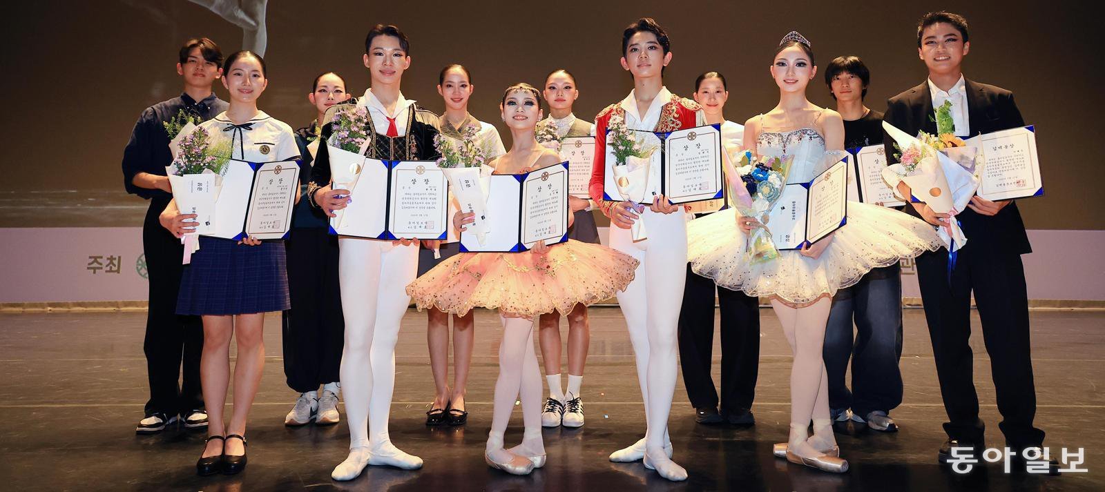 12일 서울 종로구 세종문화회관 대극장에서 열린 제56회 동아무용콩쿠르 본선 및 시상식에서 각 부문 금상 수상자들이 상장을 들고 미소짓고 있다. 전영한 기자 scoopjyh@donga.com