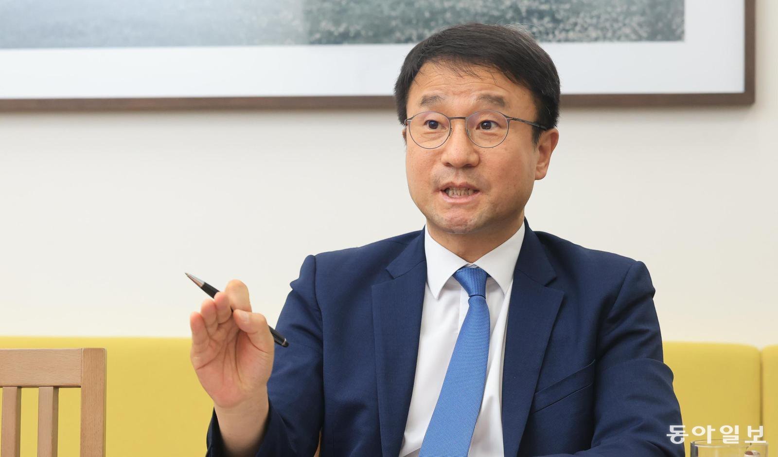 더불어민주당 한병도 원내대표가 12일 국회에서 가진 동아일보 인터뷰에서 향후 1년간 임기에 대한 구상을 밝히고 있다. 한 원내대표는 “검찰개혁, 부동산 정상화, 자본시장 안정, 공공 및 지역 필수의료 강화 등 대표적인 주요 국정 과제 관련 법안들을 연내에 처리하겠다”고 말했다. 장승윤 기자 tomato99@donga.com