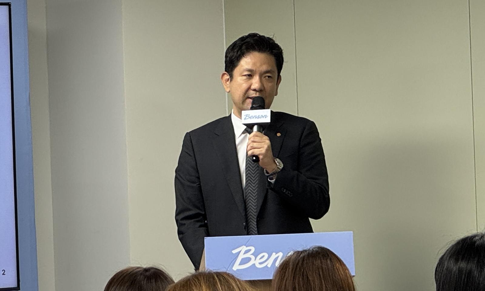 윤진호 베러스쿱크리머리 대표가 12일 경기 포천 생산센터에서 열린 미디어 간담회에서 론칭 1주년을 맞은 아이스크림 브랜드 ‘벤슨’(BENSON)의 성과와 청사진을 발표하고 있다. 김혜린 기자 sinnala8@donga.com