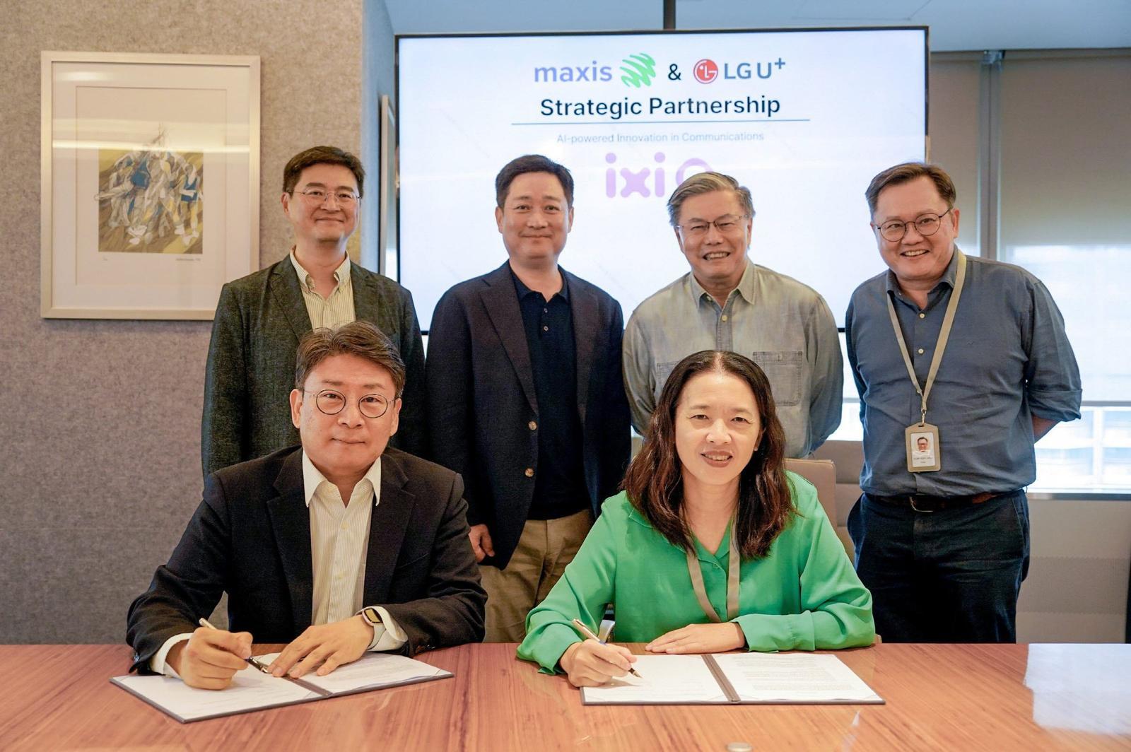 홍범식 LG유플러스 대표(뒷줄 왼쪽에서 두 번째)와 맥시스 고 쇼 엥(Goh Seow Eng) CEO(뒷줄 왼쪽에서 세 번째)를 비롯한 양사 주요 경영진이 말레이시아 현지에서 진행된 협약식에서 기념촬영을 하는 모습. (LG유플러스 제공)