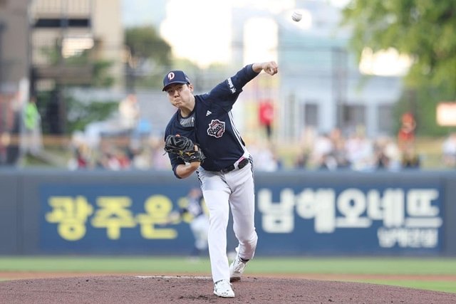 8번째 도전 끝에 시즌 첫 승을 거둔 두산 최승용. 두산 베어스 제공