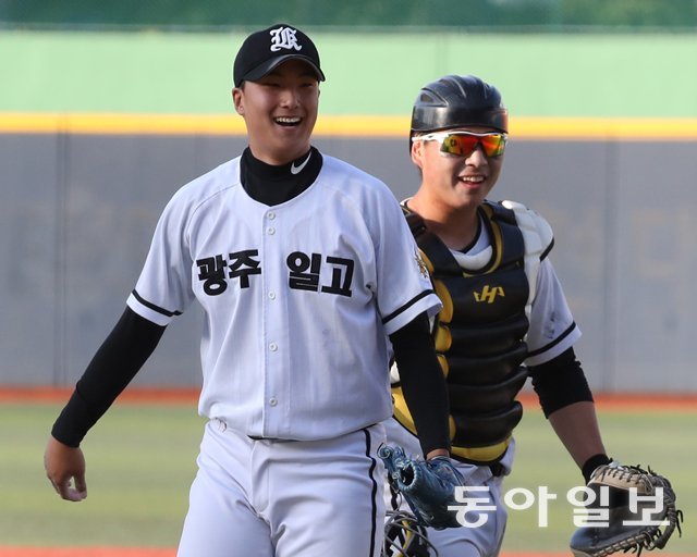 2018년 황금사자기 준결승전 승리를 확정한 정해영(왼쪽)-박준형 배터리. 동아일보DB