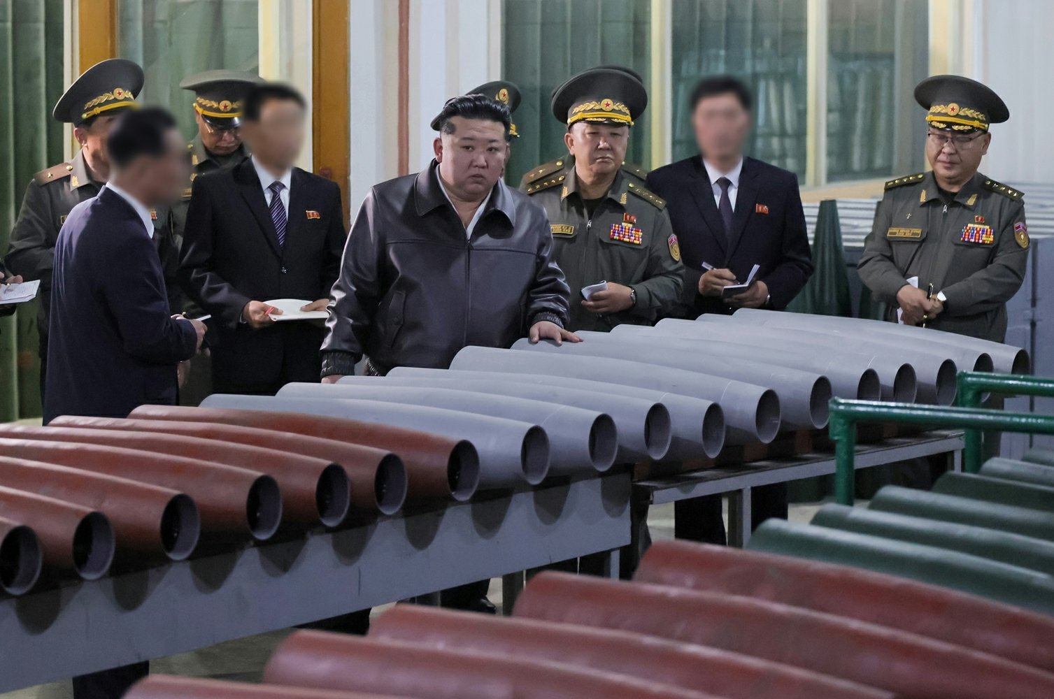 북한 노동당 기관지 노동신문은 13일 김정은 당 총비서가 지난 11일 여러 군수공업기업소를 현지지도했다고 보도했다. 김 총비서는 군 간부들과 함께 박격포·곡사포탄 및 총알 생산 공장을 둘러봤다. 평양 노동신문=뉴스1