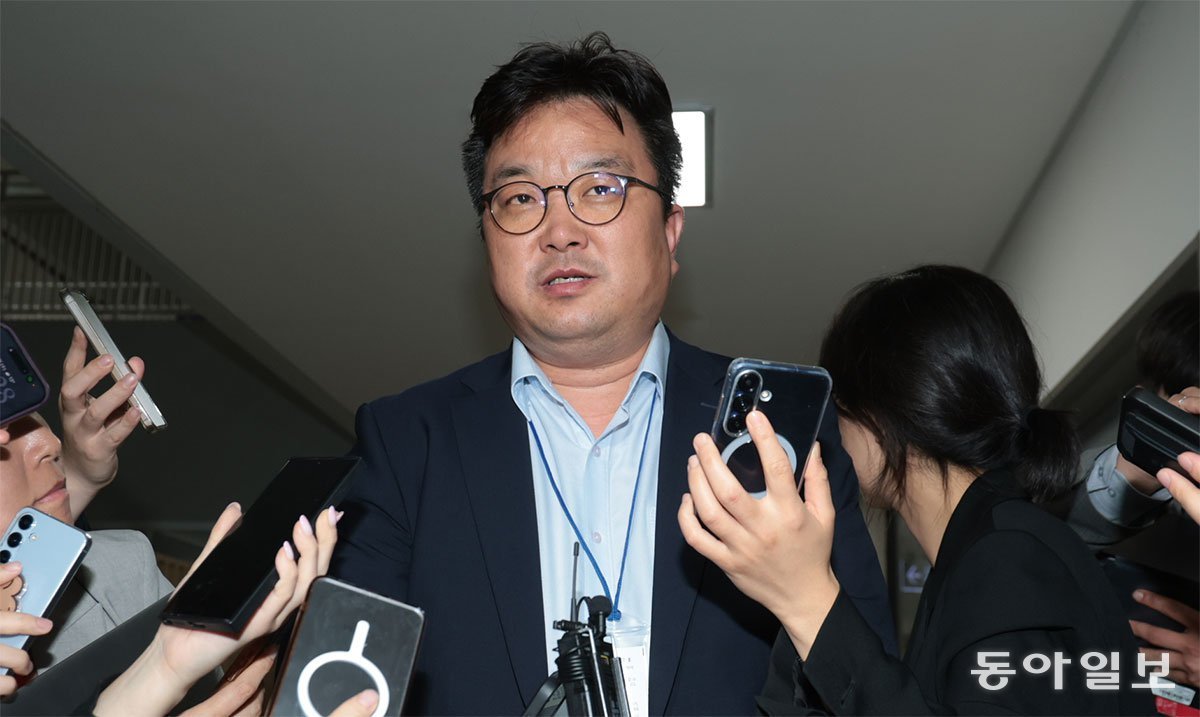 김형로 삼성전자 부사장이 13일 새벽 정부세종청사 중앙노동위원회에서 열린 노사 사후조정회의가 결렬된 뒤 회의장을 떠나고 있다. 삼성전자 노사는 지난 11일 1차 사후 조정 회의에 이어 12일 오전 10시부터 13일 새벽까지 회의를 진행했지만, 성과급 재원 기준과 명문화 여부 등을 둘러싼 이견을 좁히지 못했다. 박형기 기자 oneshot@donga.com