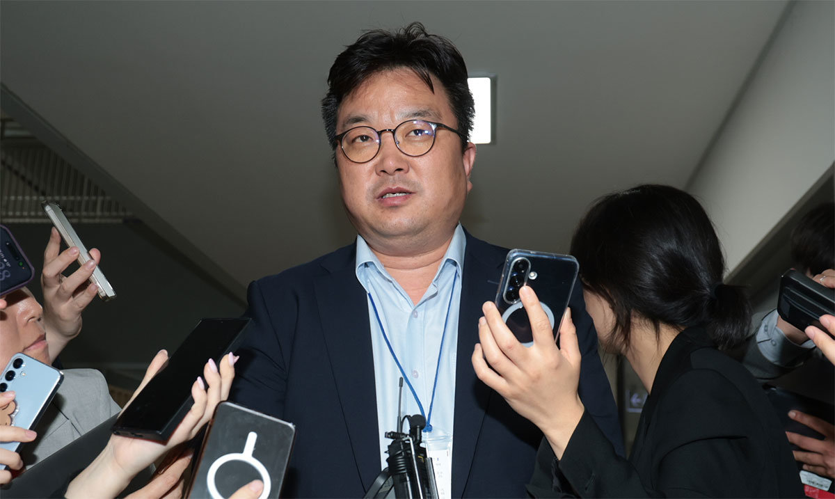12일 정부세종청사 중앙노동위원회(중노위)에서 삼성전자 노사의 2차 사후조정 회의가 진행됐다. 이날 중노위 조정회의실로 향하는 삼성전자 대표교섭위원 김형로 삼성전자 부사장. 박형기 기자 oneshot@donga.com