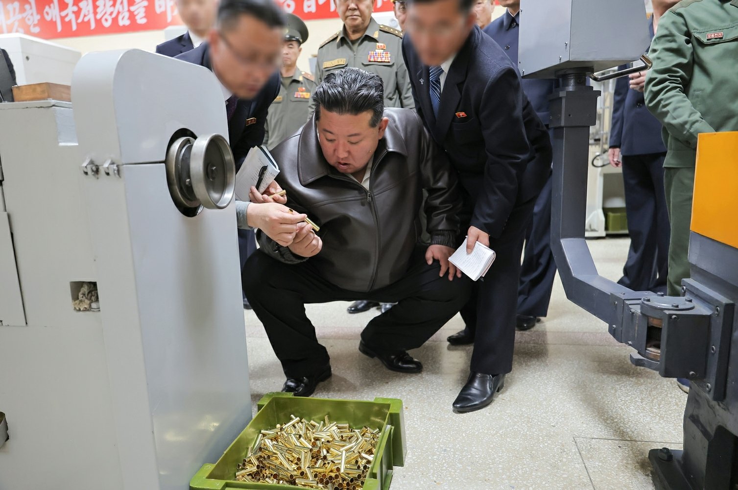 김정은, 총·포탄 군수공장 방문…“생산 효율성 높여야”