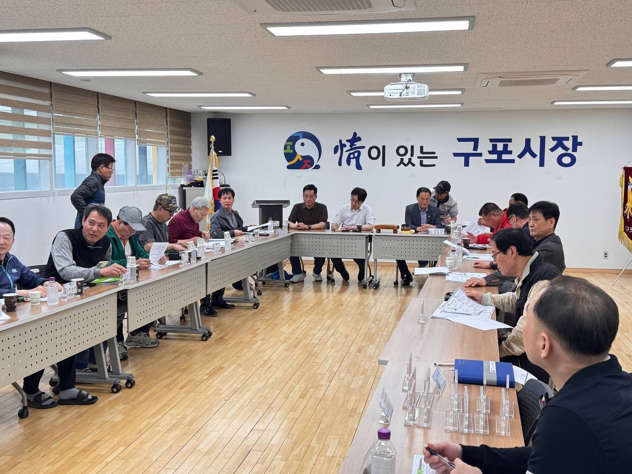 구포시장 상인들 만난 하정우 “AI 접목해 전통시장 혁신할 것”