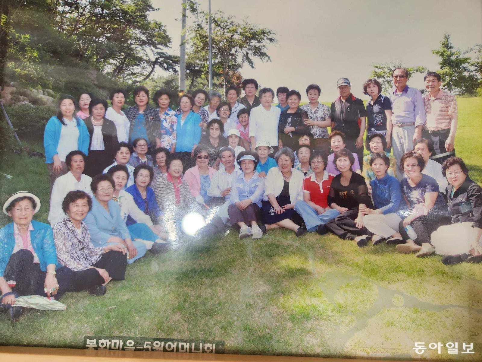 로이스 윌슨 목사는 1981년 1월 5·18피해자 어머니들을 만나 아픔을 나눴고 이 어머니들은 나중에 오월어머니집을 만들었다. 오월어머니집 회원들이 경남 김해시 봉하마을을 찾아 고 노무현 대통령과 찍은 사진. 이형주 기자 peneye09@donga.com