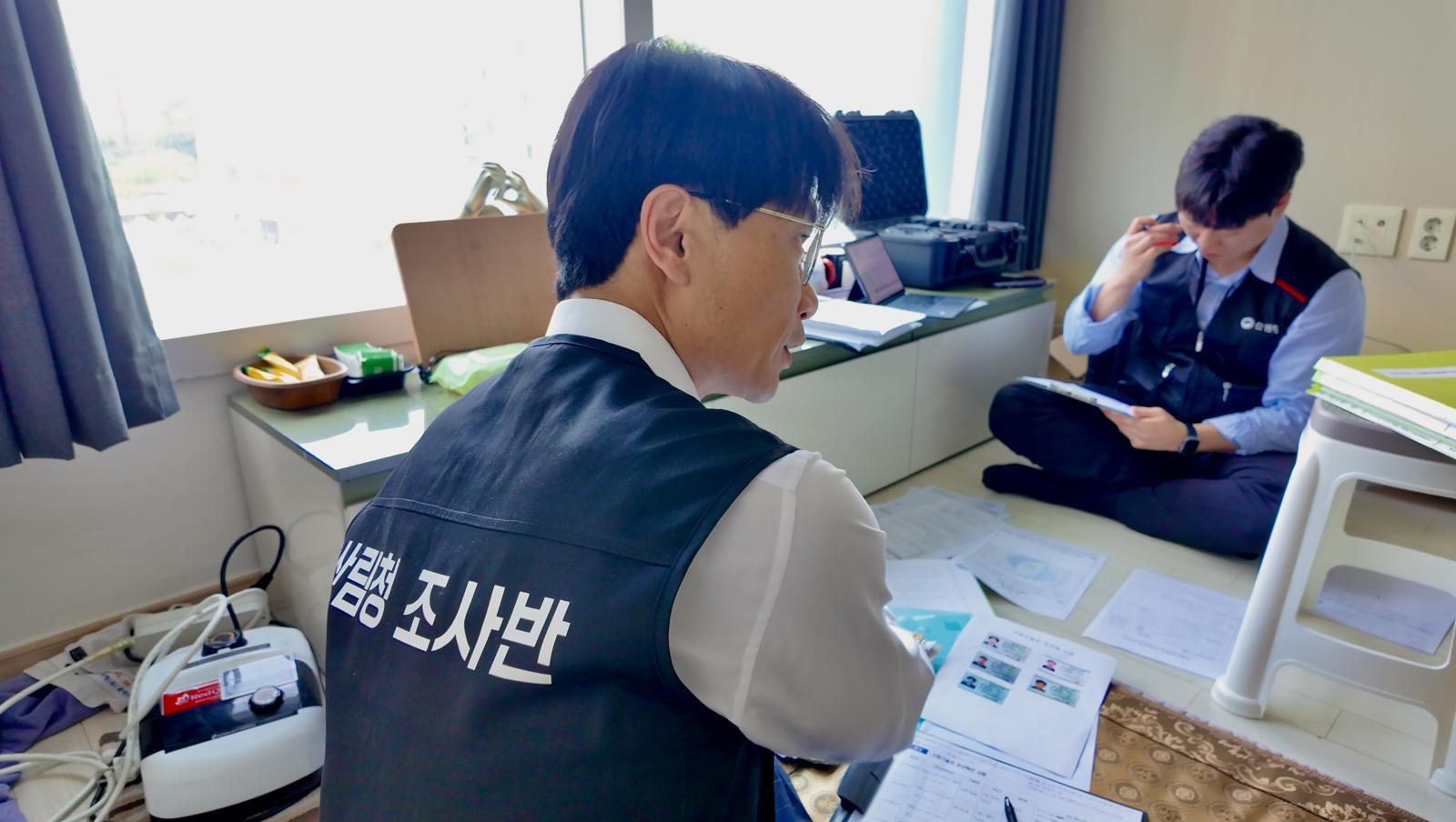 12일 산림청 조사반이 충남 홍성군에 있는 산림사업법인을 대상으로  자격증 대여 등 불법 여부를 살피고 있다. 산림청 제공