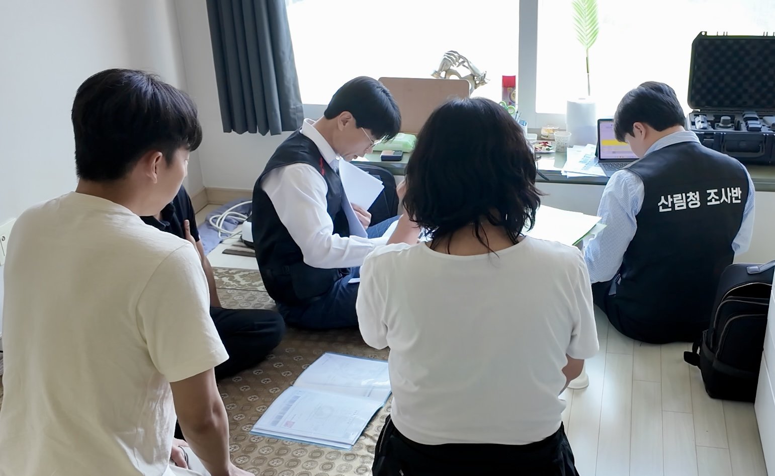 12일 산림청 조사반이 충남 홍성군에 있는 산림사업법인을 대상으로 자격증 대여 등 불법 여부를 살피고 있다. 산림청 제공