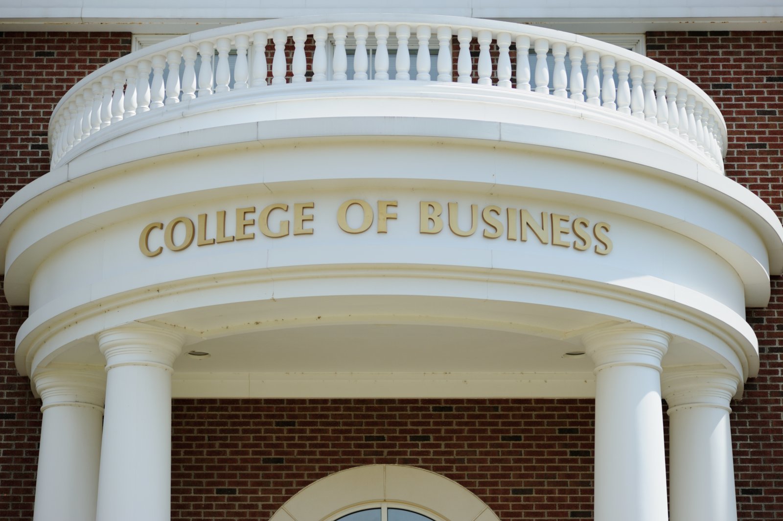 미국 한 대학 경영대학 건물 외벽에 ‘College of Business’ 문구가 적혀 있다. 최근 미국 주요 MBA 과정들은 지원자 감소와 AI 시대 교육 수요 변화 속에 등록금 할인 경쟁에 나서고 있다. 게티이미지뱅크