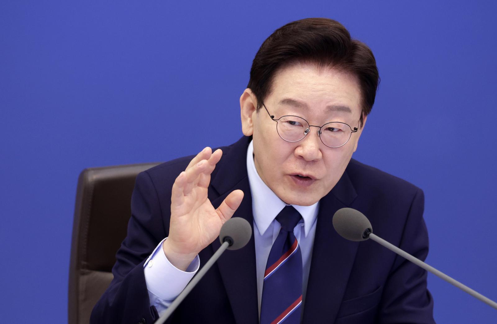 이재명 대통령이 12일 청와대에서 열린 국무회의 겸 제8차 비상경제점검회의에서 발언하고 있다. 뉴시스