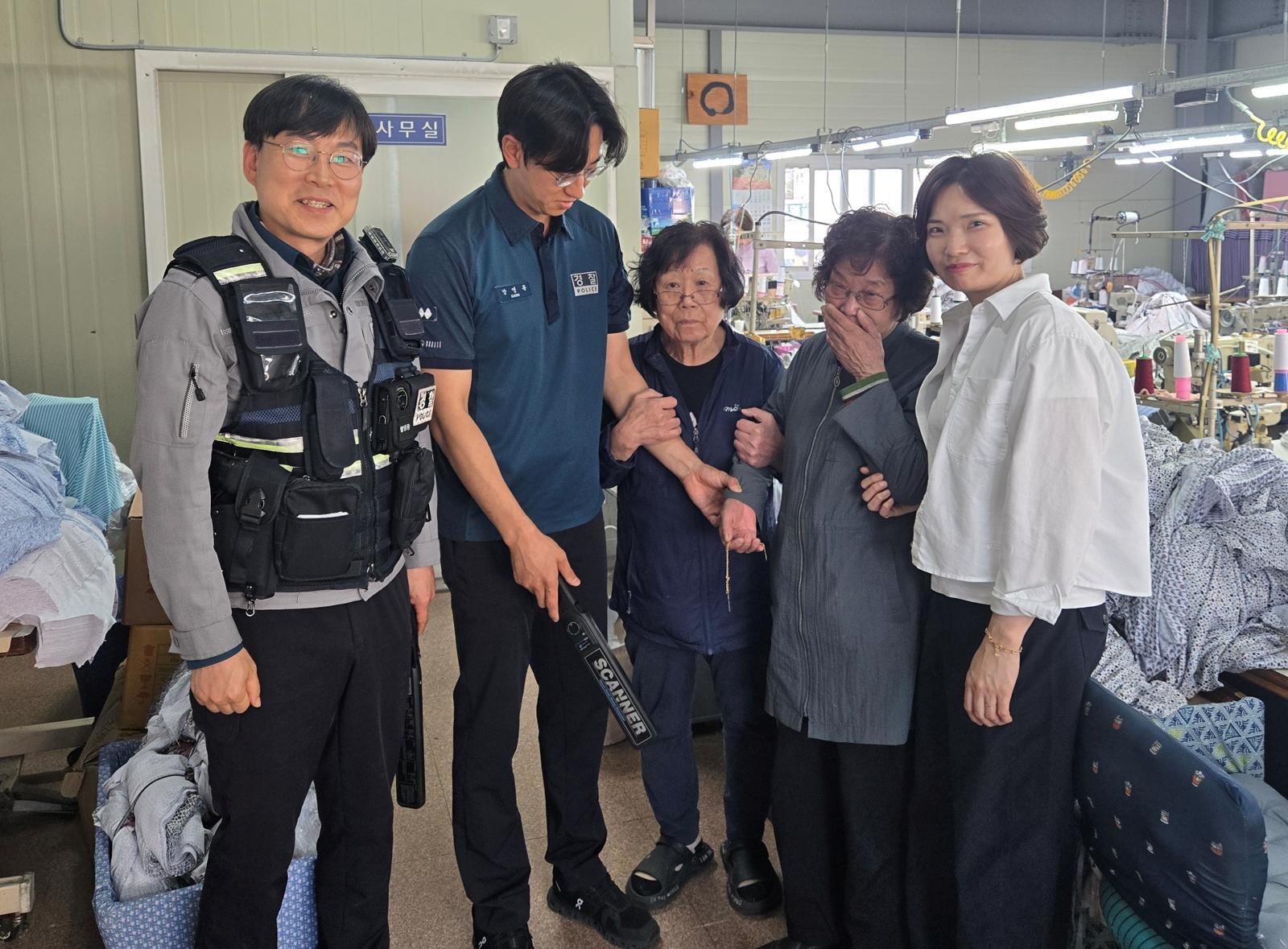 왼쪽부터 백상훈 경감·강영훈 경사와 분실자. 연제경찰서 제공