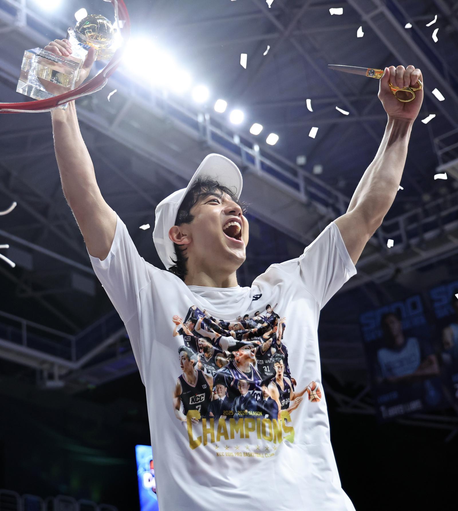 2025~2026시즌 챔피언결정전 최우수선수(MVP)로 선정된 KCC 허훈이 13일 경기 고양소노아레나에서 림 그물을 자르는 세리머니를 하기 전 두 팔을 벌린 채 환호하고 있다. 고양=뉴스1