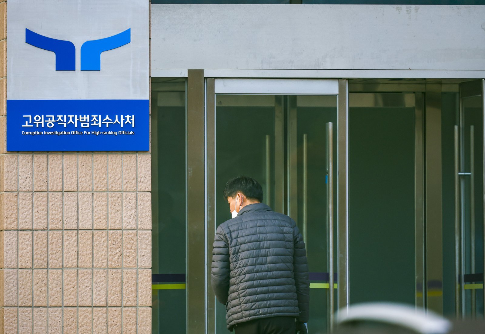 ‘재판거래 의혹’ 현직 부장판사, 수억원대 빚탓 범행 혐의