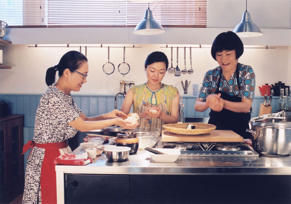 핀란드 헬싱키에서 일식당을 운영하는 내용을 그린 영화 ‘카모메 식당’. 배우자와 자녀가 없는 마사코(왼쪽)는 20년간 부모님을 간병했고, 두 분을 떠나보낸 후 핀란드로 여행을 떠났다. 1인 가구는 가족이 아플 경우 간호를 맡는 경우가 많다.                  엔케이컨텐츠 제공