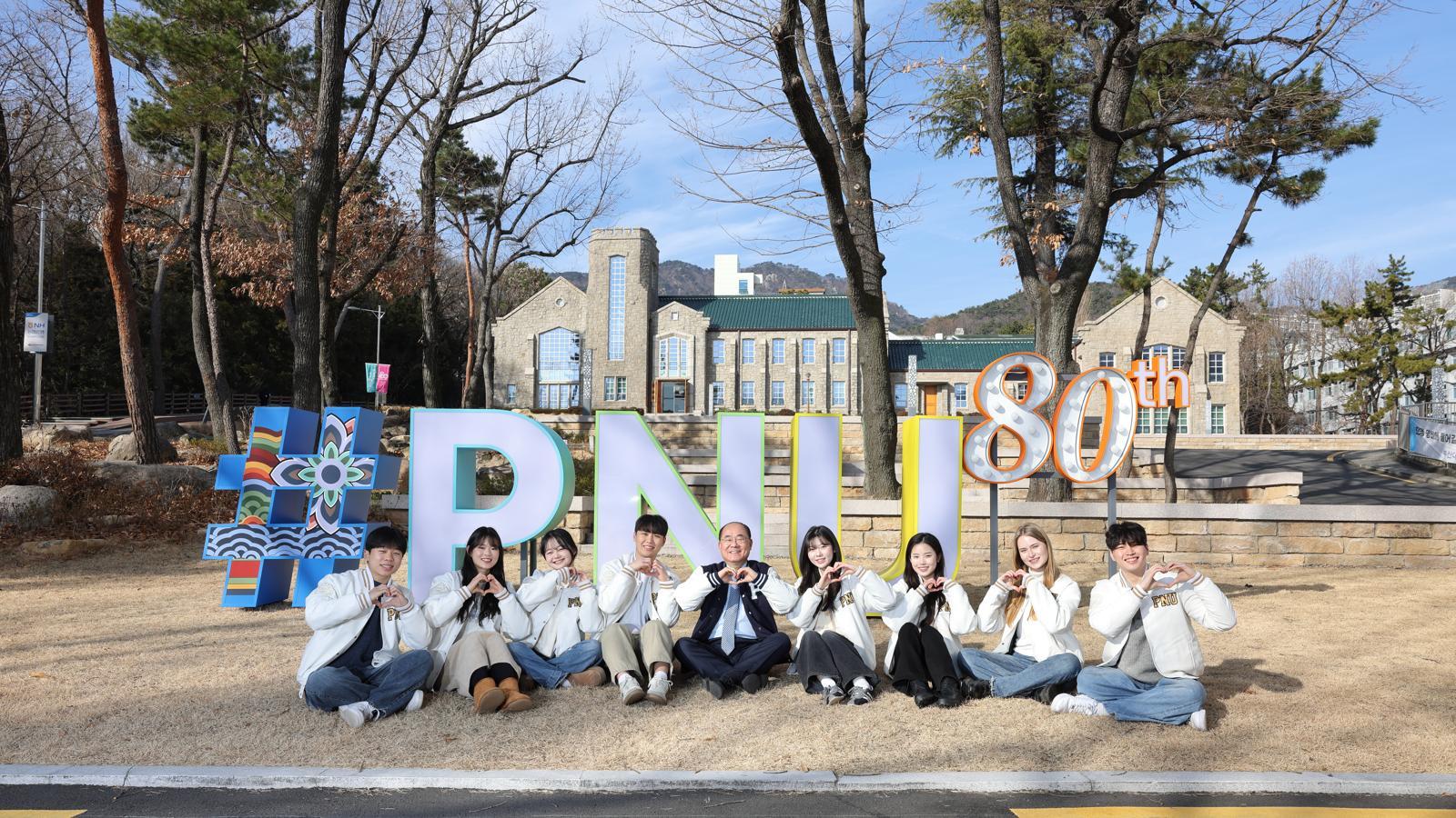 최재원 총장(가운데)과 학생들이 부산대박물관 앞에 설치된 개교 80주년 기념 조형물 앞에서 촬영을 하고 있다.