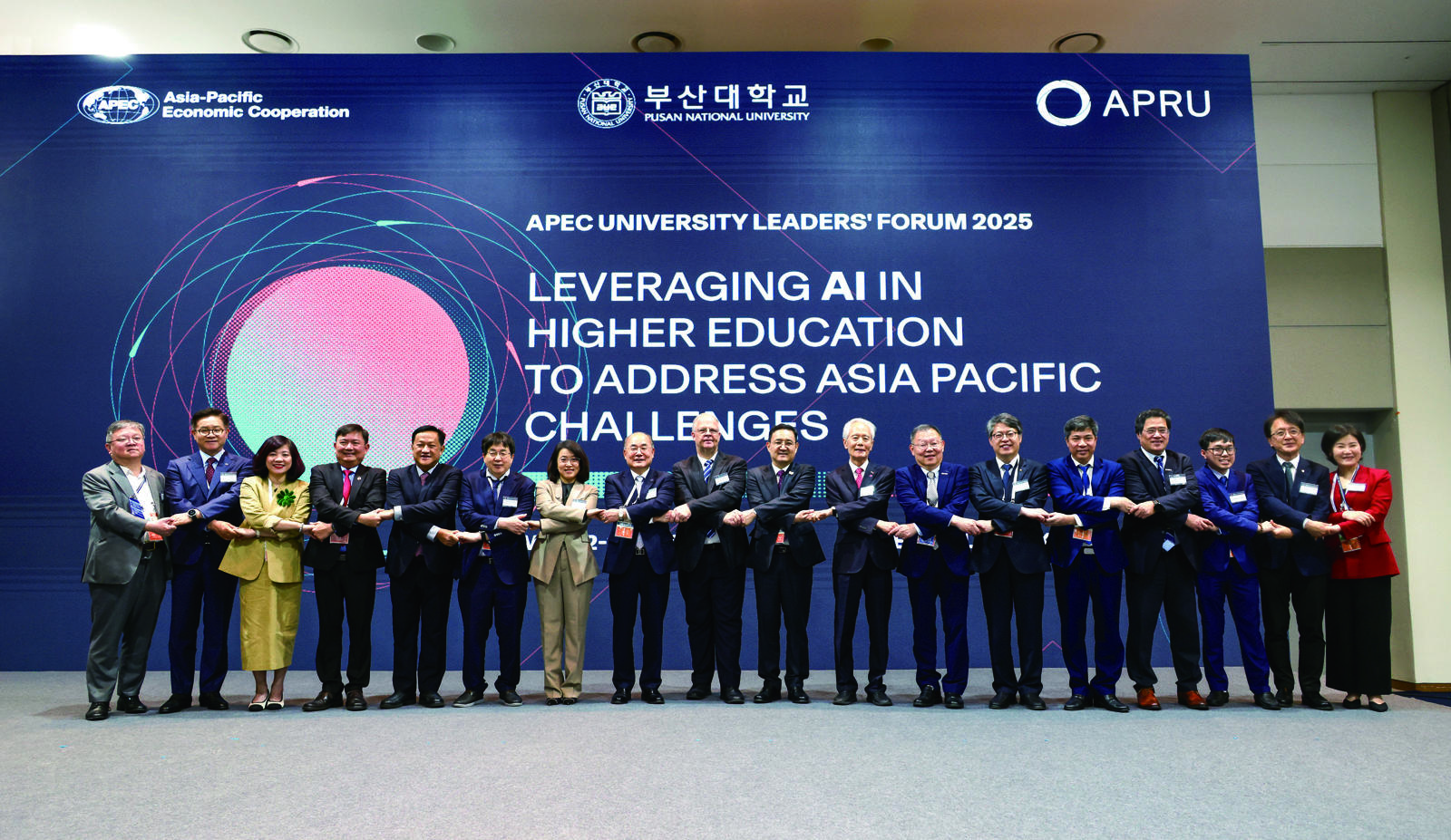 제주국제컨벤션센터에서 열린 아시아태평양경제협력체(APEC) 리더 포럼에 참석한 최재원 총장(왼쪽에서 8번째)이 환태평양대학협회(APRU) 회원 대학 총장들과 기념 촬영을 하고 있다.