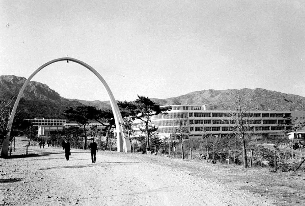 1950년대 부산대 캠퍼스 내 무지개문과 인문관 전경.