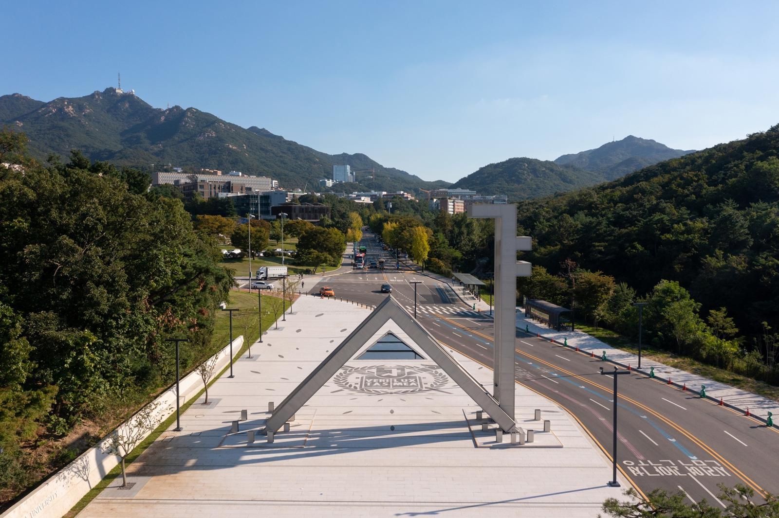서울대 정문 상공에서 바라본 캠퍼스 전경. 서울대 제공
