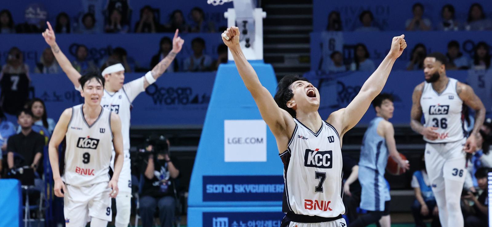 허훈 “아버지 보셨죠”… 형 허웅과 ‘삼부자’ 챔프전 MVP 신화