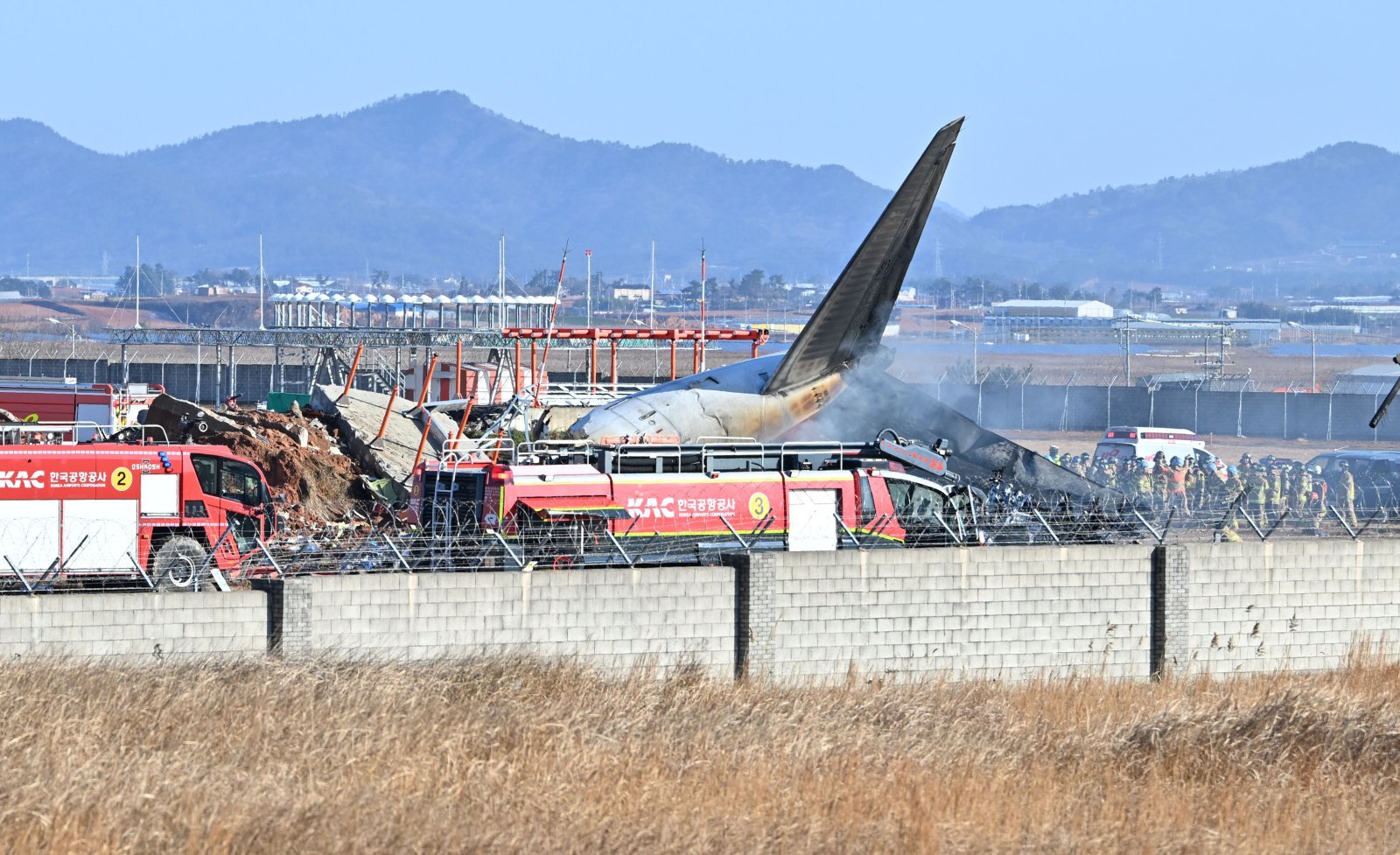 29일 오전 전남 무안공항에서 소방 당국이 착륙 도중 충돌로 추정되는 사고가 난 여객기 주변 화재 현장 구조 활동을 벌이고 있다. 2024.12.29 [무안=뉴시스]