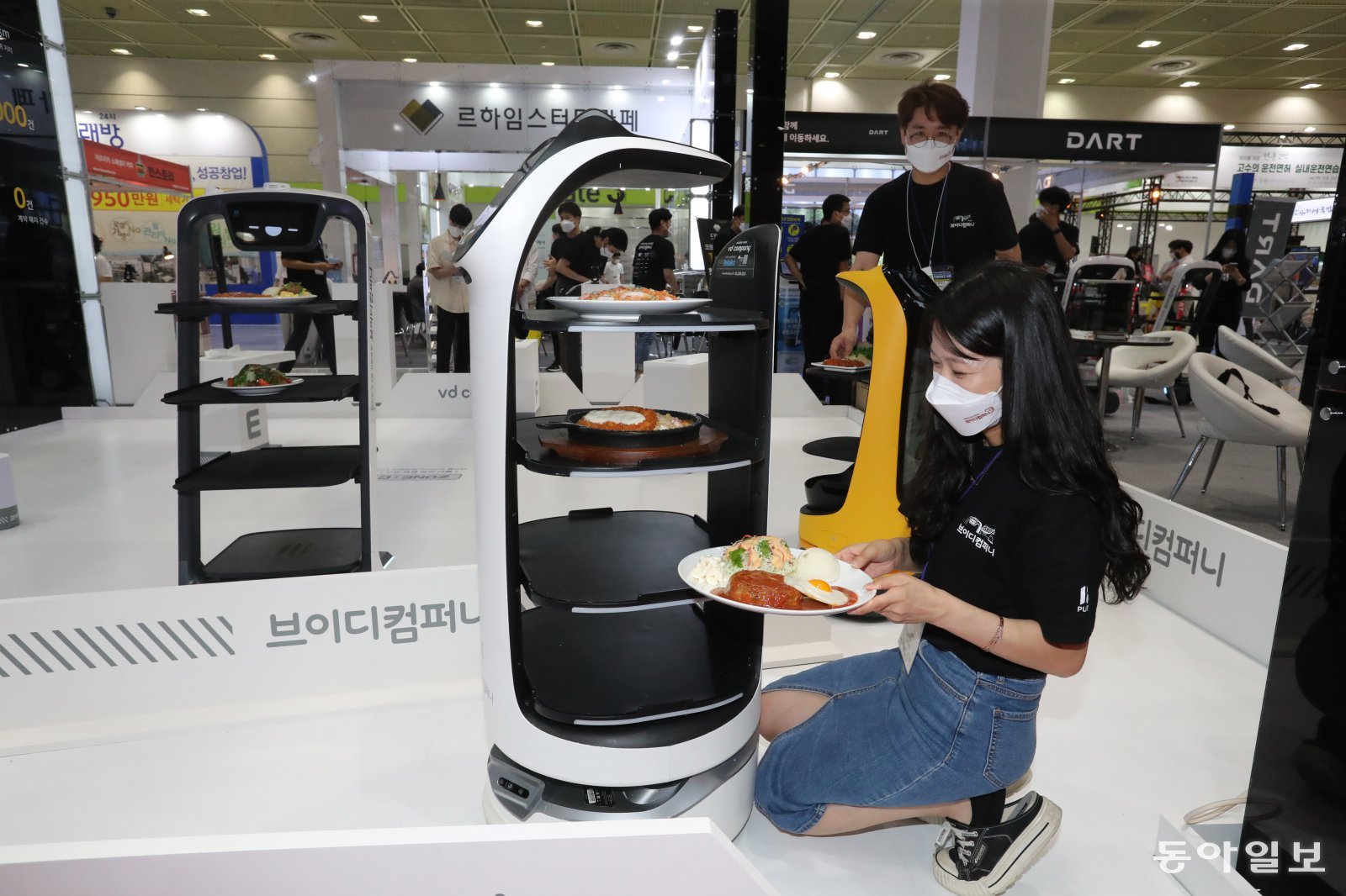 서빙 로봇 시연 모습. 제주도는 구인난을 겪고 있는 관광업계를 대상으로 서빙 로봇 등 디지털 장비를 지원하기로 했다. 동아일보DB