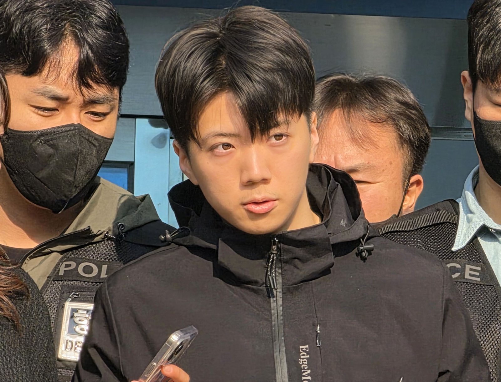 어린이날 광주 도심에서 일면식 없는 여고생을 살해해 살인·살인미수 등의 혐의를 받는 장윤기(23)가 14일 오전 광주 서부경찰서에서 검찰에 송치되고 있다. 장윤기는 이날 광주에선 처음으로 신상이 공개됐다. 2026.5.14 ⓒ뉴스1