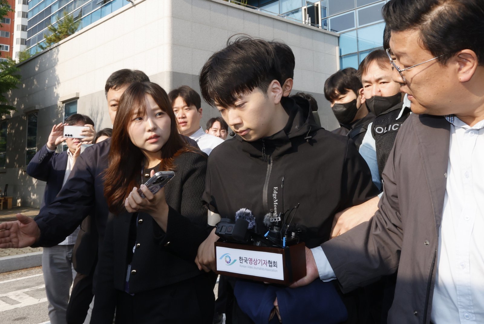 광주 도심에서 일면식도 없는 10대 여고생을 살해한 장윤기가 14일 오전 광주 서부경찰서에서 검찰로 송치되고 있다. ⓒ뉴스1