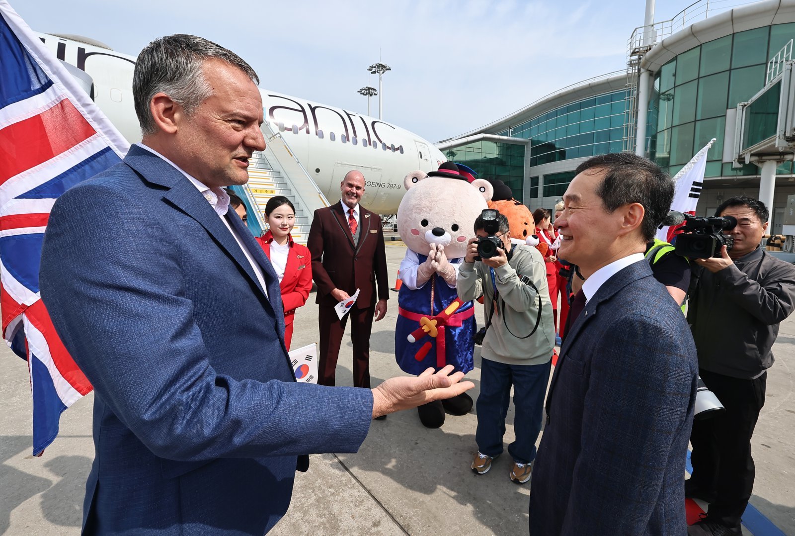 지난달 14일 인천공항 제2여객터미널 계류장에서 열린 인천~런던 신규취항 기념행사에서 김범호 인천국제공항공사 사장직무대행(오른쪽)이 코닐 코스터 버진애틀랜틱항공 사장과 대화하고 있다. 인천국제공항공사 제공
