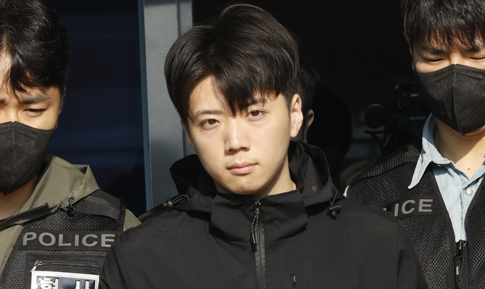 고개 들고 카메라 빤히…여고생 살해범 “죄송” 한마디만