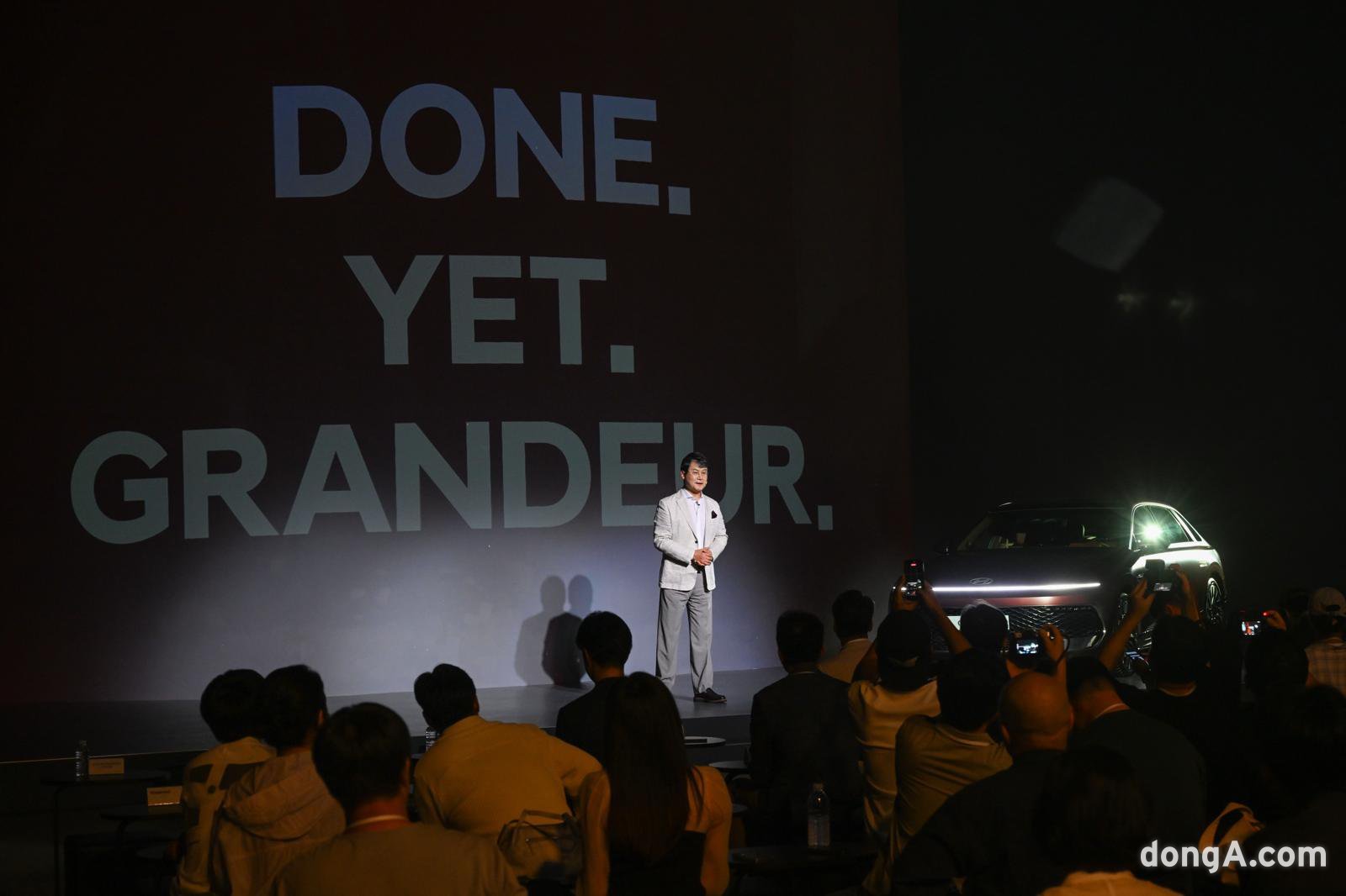 13일(수) 서울 광진구 ‘그랜드 워커힐 빛의 시어터’에서 진행한 ‘더 뉴 그랜저 미디어 데이’ 행사에서 현대차 국내사업본부장 윤효준 전무가 환영사를 하고 있는 모습