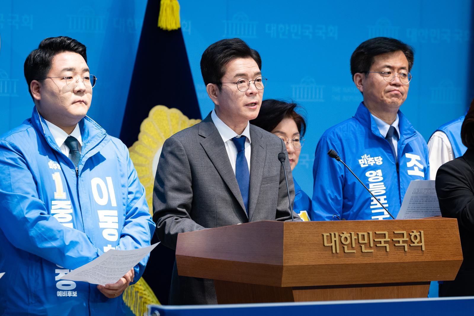 정원오 더불어민주당 서울시장 후보와 서울 구청장 후보들이 13일 서울 여의도 국회 소통관에서 소득 없는 1주택자 재산세 감면 공약 발표 기자회견을 하고 있다. 2026.5.13 ⓒ뉴스1