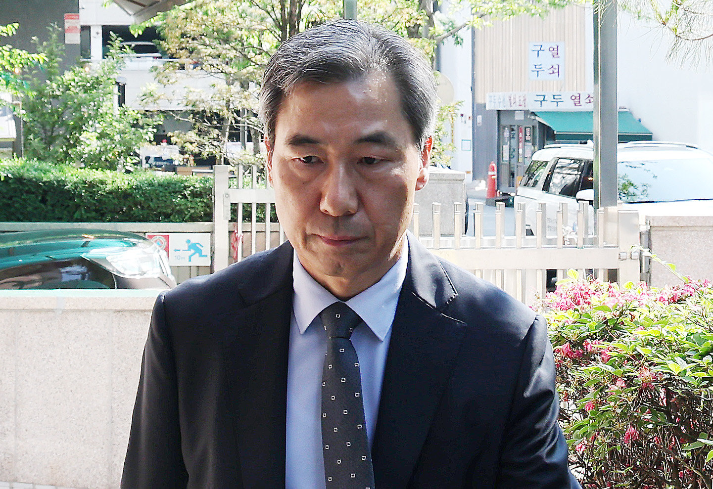 윤재순 전 대통령실 총무비서관이 14일 대통령실 관저 이전 특혜 의혹과 관련해 피의자 조사를 받기 위해 경기 과천 2차 종합특검 사무실로 출석하고 있다. 2026.5.14 ⓒ뉴스1