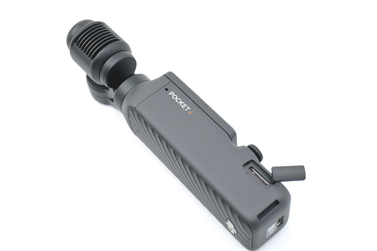 DJI 오즈모 포켓 4의 본체 하단 USB 단자와 본체 옆면 마이크로SD 메모리 카드 슬롯 / 출처=IT동아