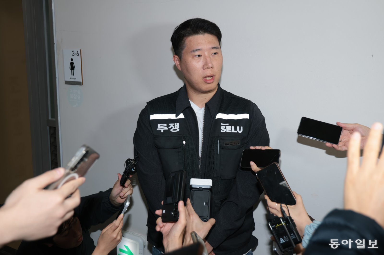 최승호 초기업노동조합 삼성전자지부 위원장이 12일 정부세종청사 중앙노동위원회에서 열린 삼성전자 노사의 2차 사후조정 회의 도중 회의실에서 나와 취재진 질문에 답하고 있다. 최 위원장은 “조정안이 나오지 않으면 협상 결렬로 간주하겠다”며 “더 이상 사후 조정은 없을 것”이라고 말했다. 박형기 기자 oneshot@donga.com