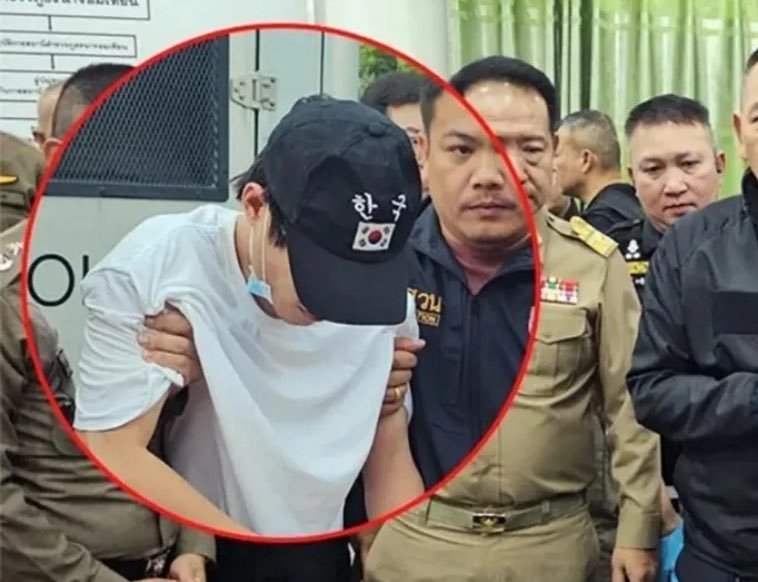 태국 파타야 인근에서 대량의 살상용 무기를 소지한 혐의로 체포된 중국 국적 남성이 ‘Korea’ 문구와 태극기가 새겨진 검은색 모자를 쓴 채 고개를 숙이고 있다. ⓒ뉴시스