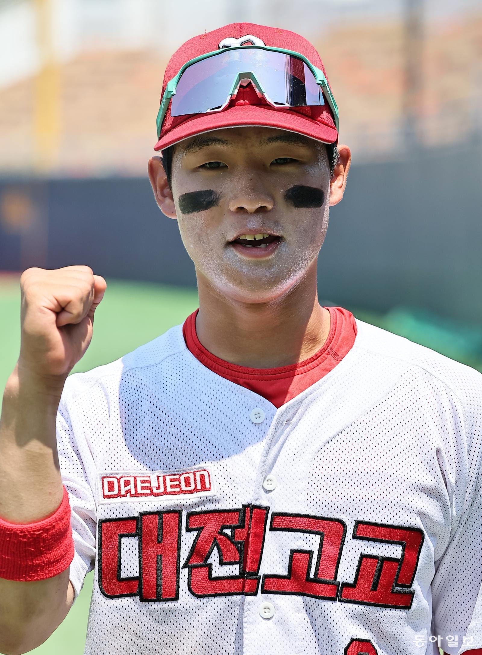 대전고 오라온. 4-0으로 달아나는 2타점 적시타를 터뜨린 오라온은 ”앞선 타석에서 직구 타이밍이 계속 늦어서 (타점이 나온 세 번째 타석에서) 타이밍을 조금 빠르게 수정했다. 그래서 좋은 타격이 나온 것 같다“며 ”결승 진출이라는 게 아직 얼떨떨하지만 이 정도 왔는데 끝까지 꼭 가보고 싶다“고 말했다. 양회성 기자 yohan@donga.com