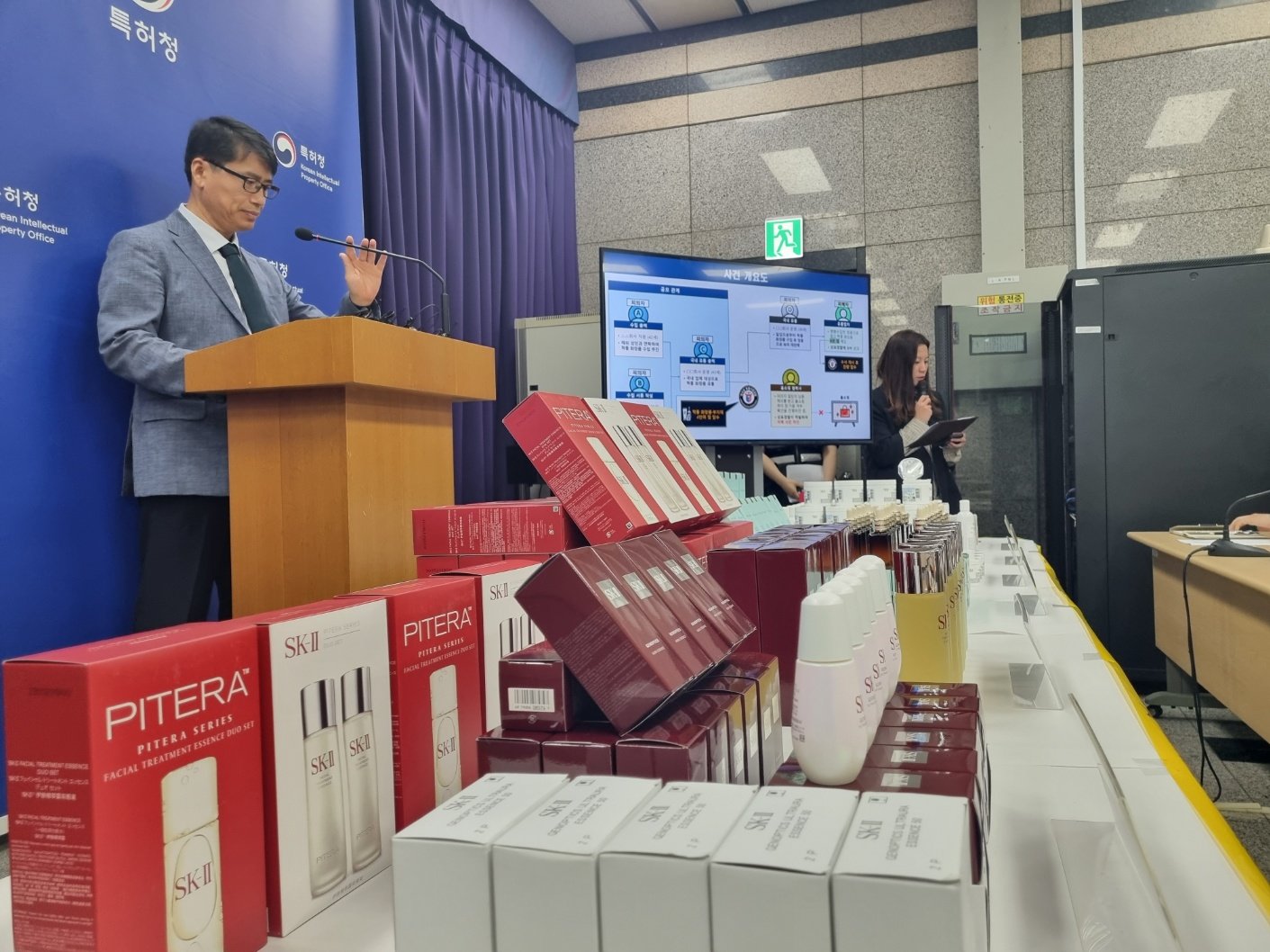 19일 신상곤 특허청 산업재산보호협력국장이 정부대전청사 기자실에서 ‘맹물’ 짝퉁 화장품 8만7000여점을 유통한 일당 검거 브리핑을 하고 있다.2025.06.19. 대전=뉴시스