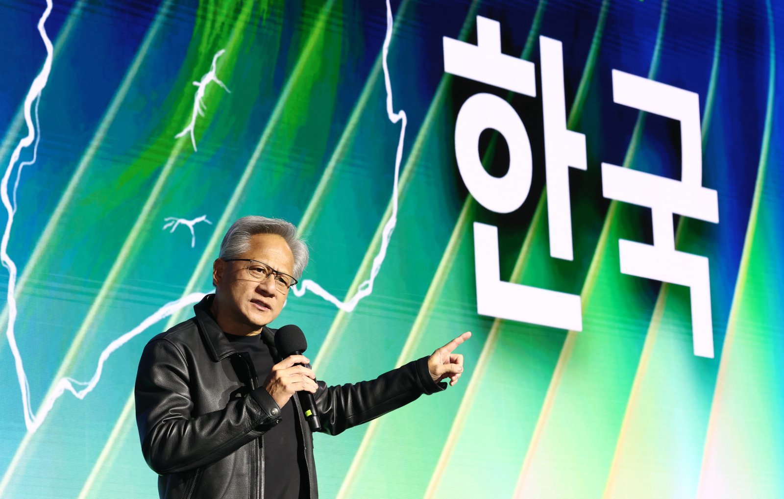 젠슨 황 엔비디아 최고경영자(CEO)가 30일 서울 강남구 코엑스에서 열린 엔비디아 지포스 게이머 페스티벌에서 인사말을 하고 있다. 공동취재